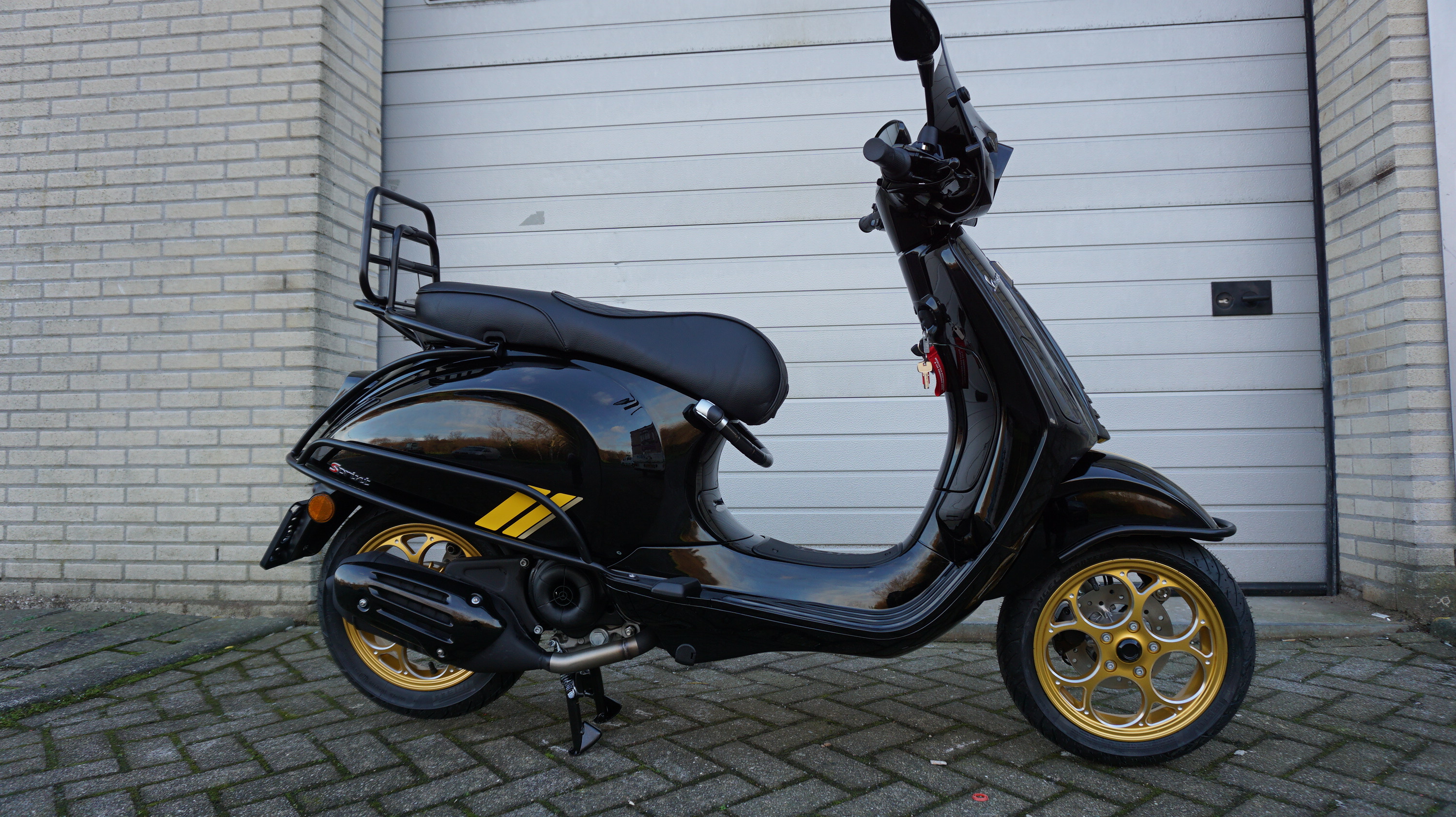 vespa sprint gold edition special zwart uitgevoerd den haag