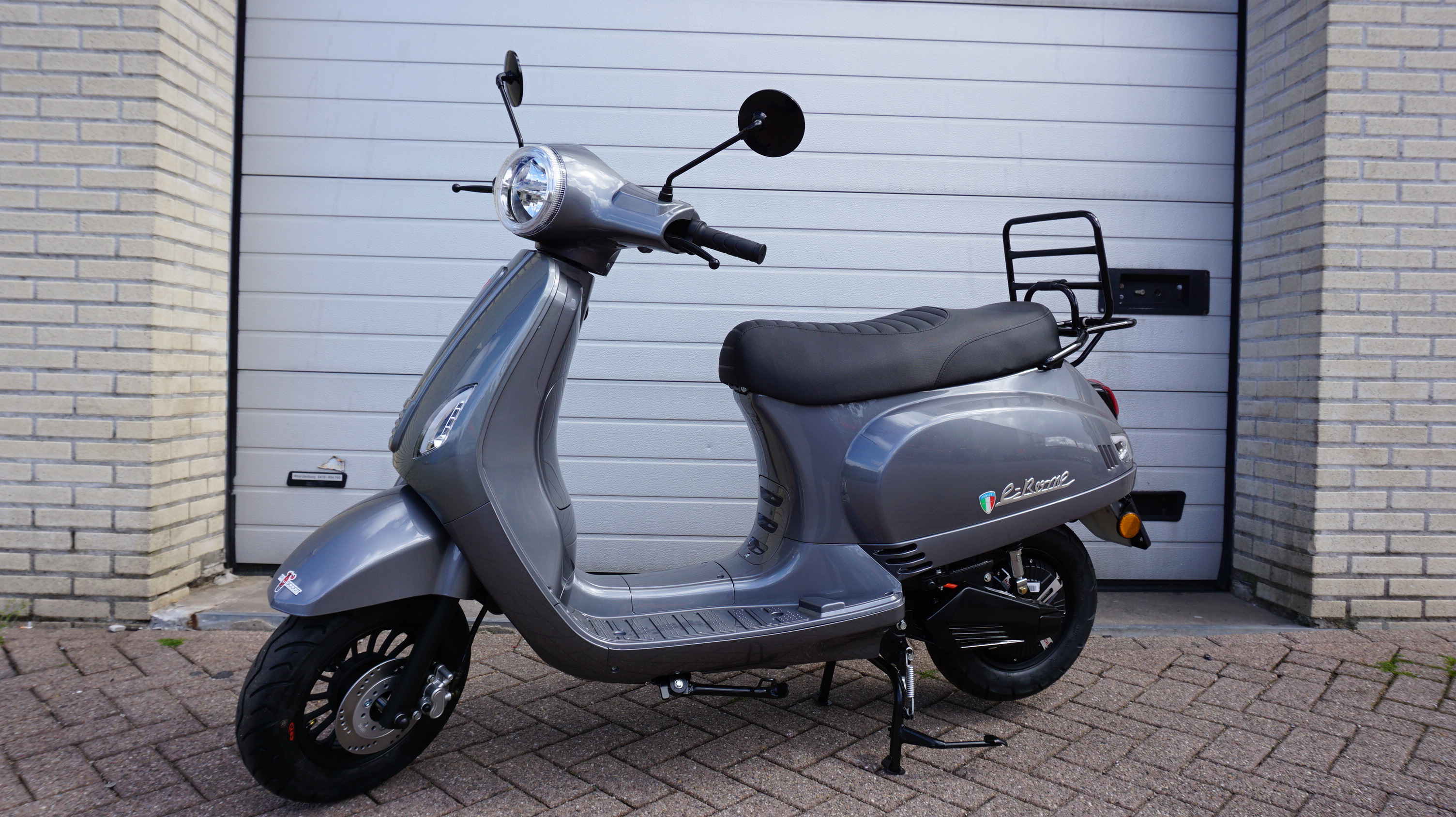 heroïne Druppelen Entertainment Rome elektrische Scooter lithium bosch motor vespa look a like snorscooter bromscooter heroïne Druppelen Entertainment Rome elektrische Scooter lithium bosch motor vespa look a like snorscooter bromscooter
