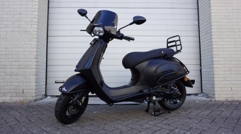 Vespa Sprint RST MY2026 Euro 5+ Special full Black tm 31-8-2026 aanbieding!