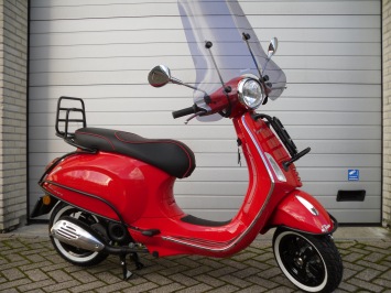 Vespa Primavera Rosso Passione Special