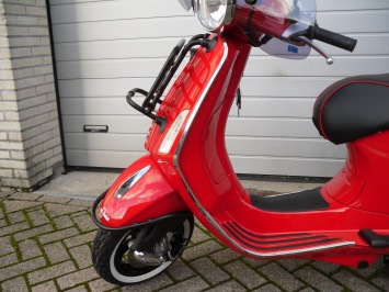 Vespa Primavera Rosso Passione Special