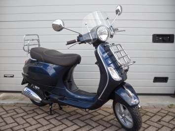 Vespa LX Touring Blauw Special