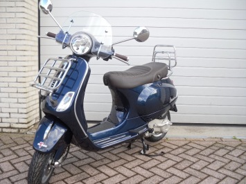 Vespa LX Touring Blauw Special