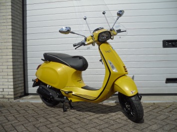 Vespa Sprint Special - Geel