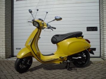 Vespa Sprint Special - Geel