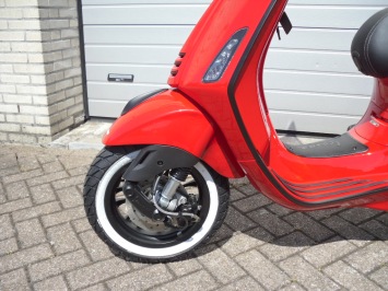 Vespa Primavera Rosso Dragon Special