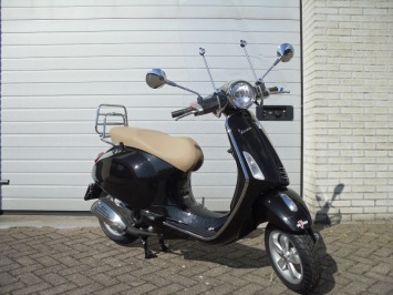 Vespa Pimavera Retro Black Special