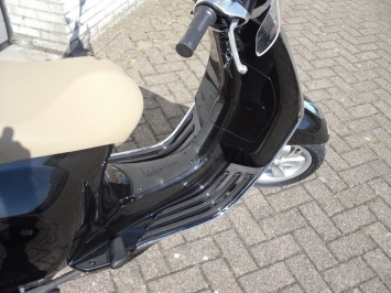 Vespa Pimavera Retro Black Special