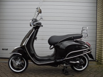 Vespa Primavera Zwart Special