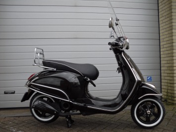 Vespa Primavera Zwart Special