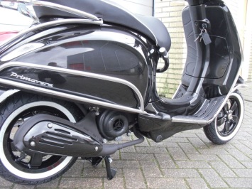 Vespa Primavera Zwart Special