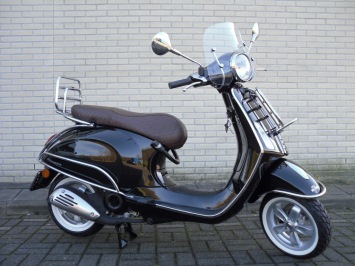 Vespa Primavera Black Special