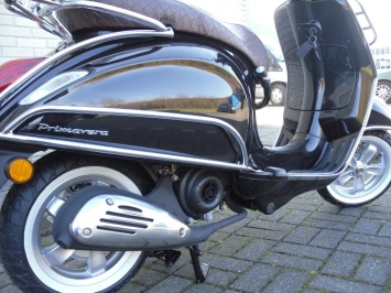 Vespa Primavera Black Special