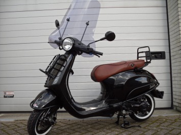 Vespa Primavera Black Vulcano Special