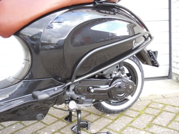 Vespa Primavera Black Vulcano Special