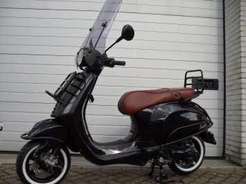 Vespa Primavera Black Vulcano Special