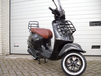 Vespa Primavera Black Vulcano Special