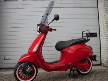 Vespa Primavera Red Sport Special