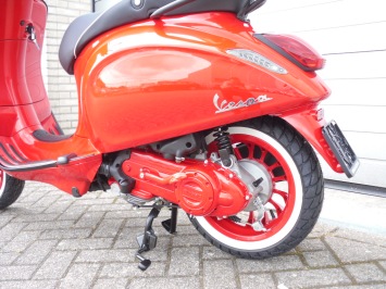 Vespa Primavera Red Sport Special