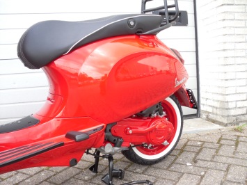 Vespa Primavera Red Sport Special