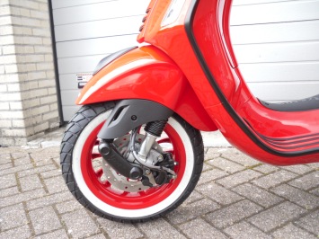 Vespa Primavera Red Sport Special