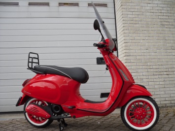 Vespa Primavera Red Sport Special