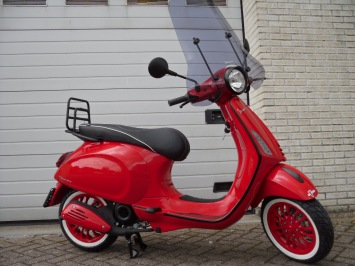 Vespa Primavera Red Sport Special