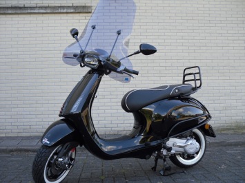 Vespa Sprint Black Sport Special Chesterfield