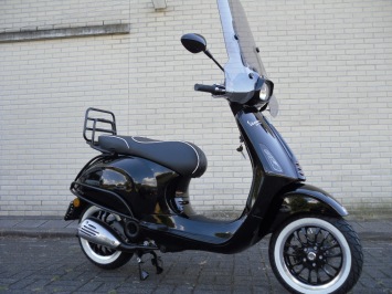 Vespa Sprint Black Sport Special Chesterfield