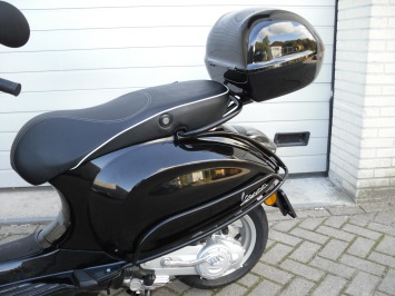 Vespa Primavera Black