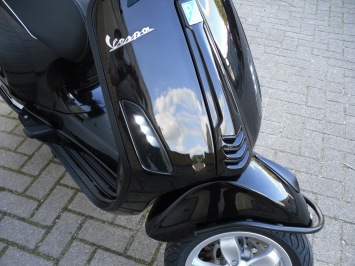 Vespa Primavera Black