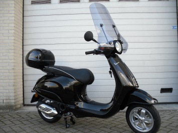 Vespa Primavera Black