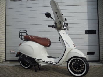 Vespa Sprint White Special Chesterfield