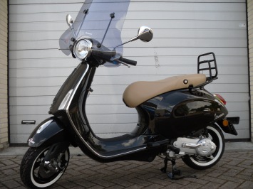 Vespa Primavera Black Retro Special