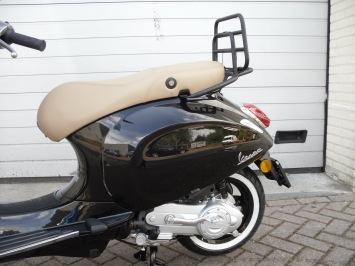 Vespa Primavera Black Retro Special