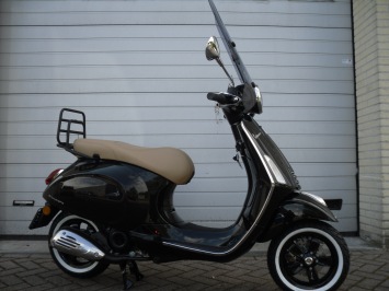 Vespa Primavera Black Retro Special