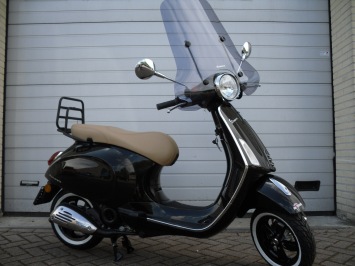 Vespa Primavera Black Retro Special