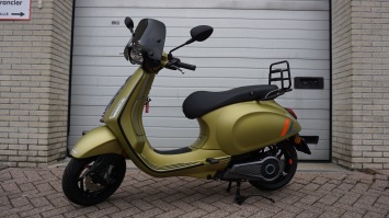 Vespa Sprint Elettrica Demo nieuwstaat incl drager en windscherm