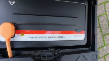 Niu NQI Ext Range elektrische brom scooter incl koffer