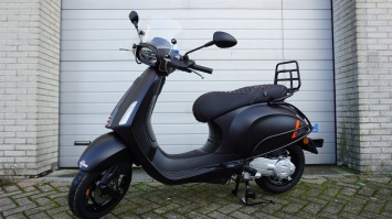 Vespa Sprint FL Euro 5+ Special Black notte luxe zadel tm 31-1-2026 aanbieding!