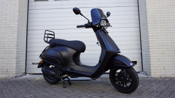 Vespa Sprint RST MY2026 Euro 5+ Special full Black tm 31-8-2026 aanbieding!